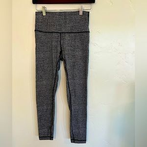Lululemon black and white houndstooth-ish full-length leggings - size 6